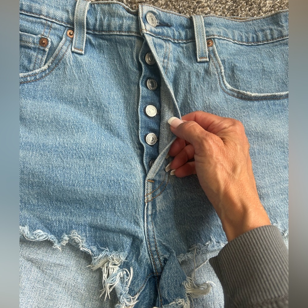 Levi’s 501 women’s button fly cut off denim shorts size 32 - Picture 5 of 10